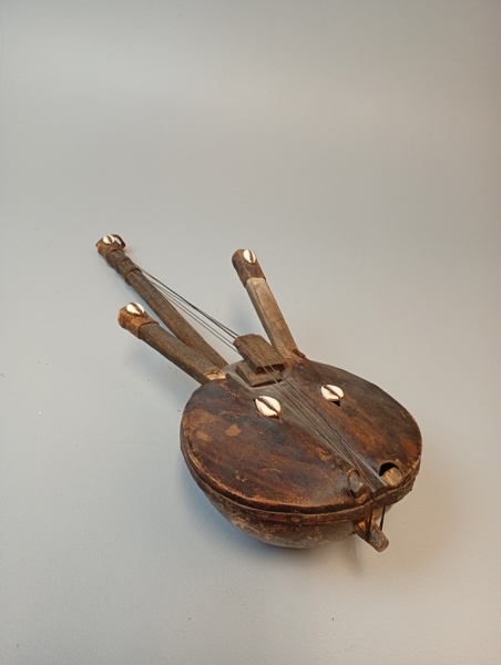 Sträng-instrument, Afrika, 1900-talet.