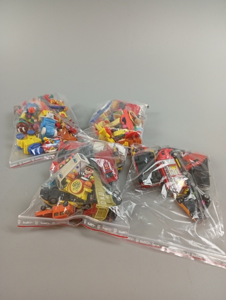 Diverse leksaksbilar & figurer.