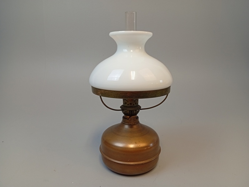 Fotogenlampa. Koppar/glas.