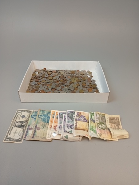Diverse mynt & sedlar. Cirka 2,5kg.
