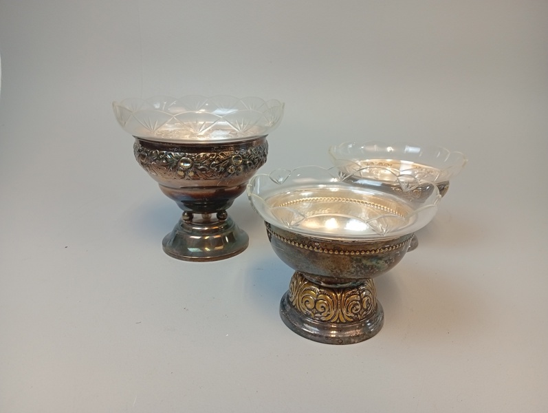 3 Skålar i glas & nysilver.