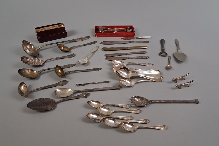 Diverse Bestick, Mestadels nysilver.