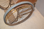 Äldre rullstol. 1900-talets första hälft, trä & metall.
