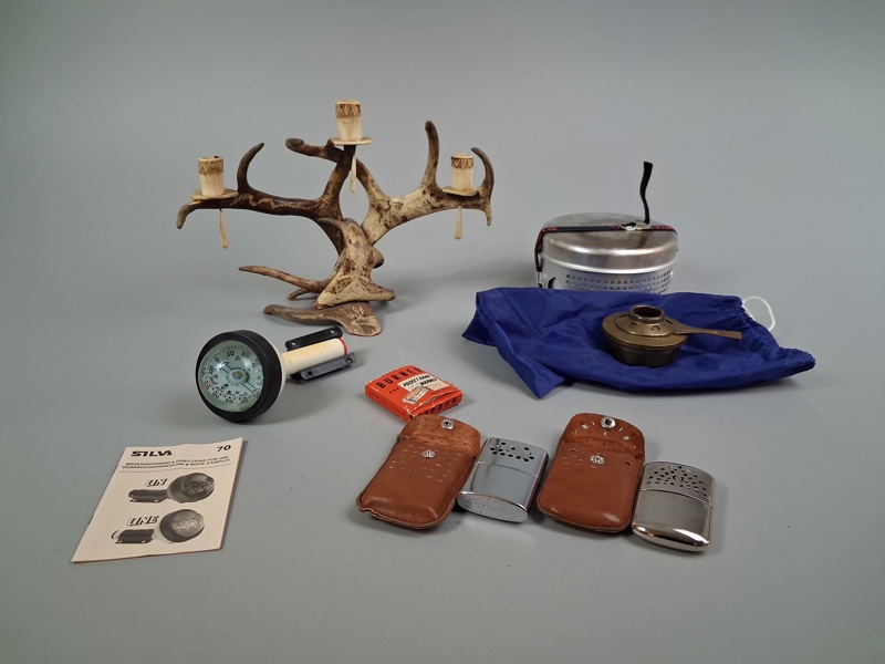 Diverse. Bl.a Ljusstake av horn, Trangiakök, fickhansvärmare.