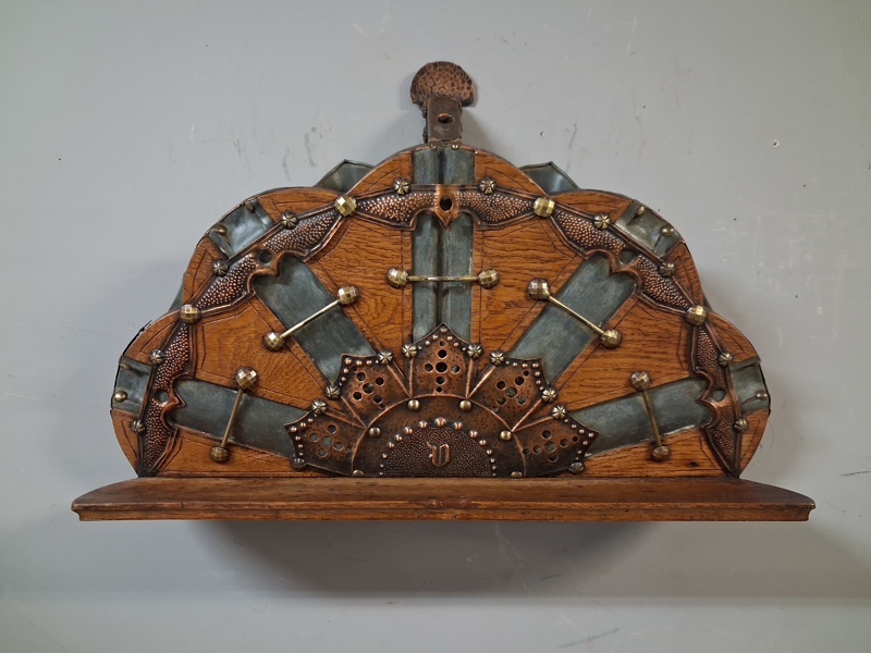 Vägghylla. Utsmyckas med trä, koppar m.m.