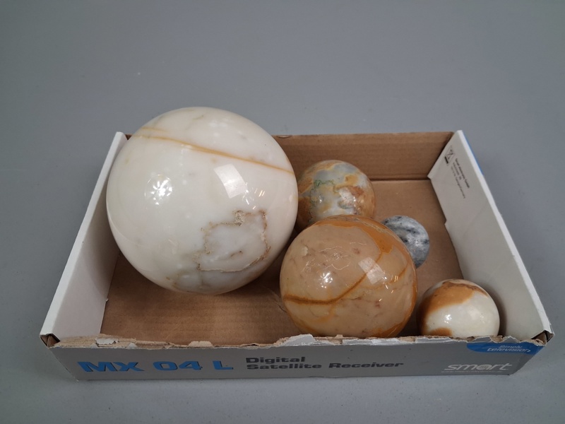 5 Stora kulor i marmor, dekorationskulor.