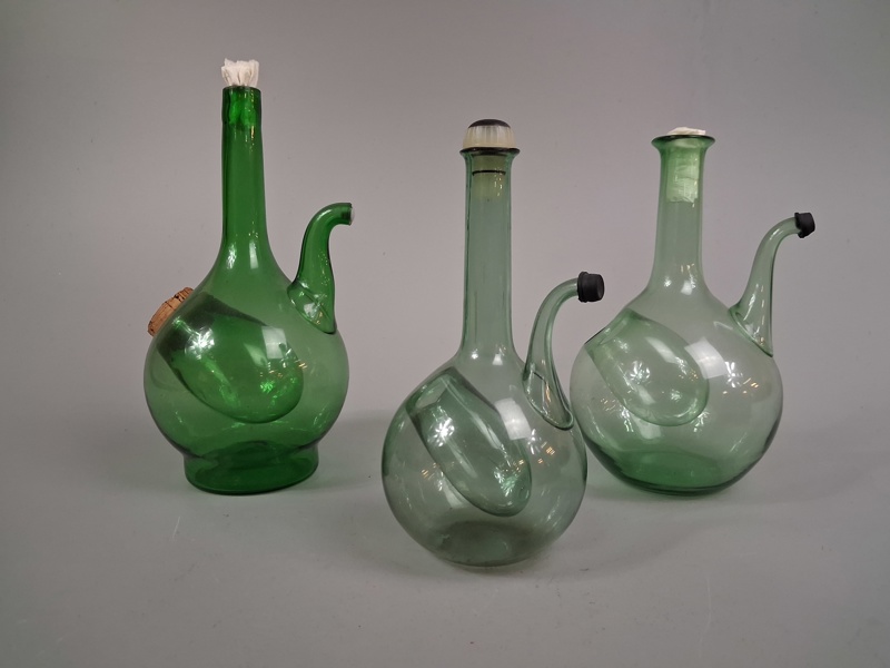 3 Vinkaraffer med isbehållare. Grönt glas. Handblåst.