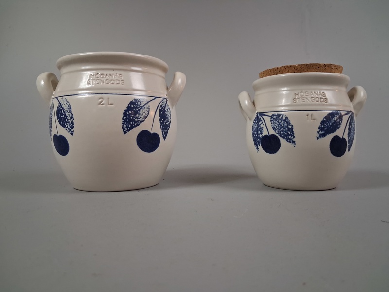 JACKIE LYND, 2 Krus, 1 & 2 Liter, Höganäs Keramik.