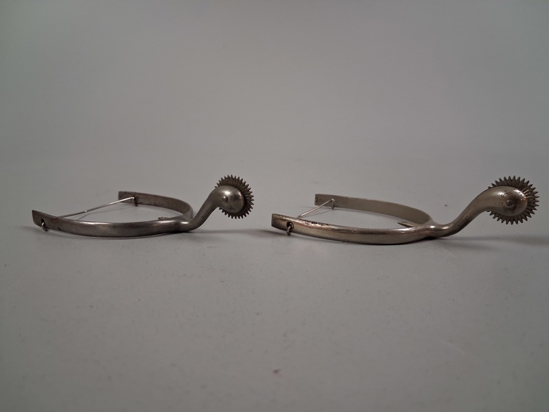 2 Sporrar. Metall, 1900-talet.