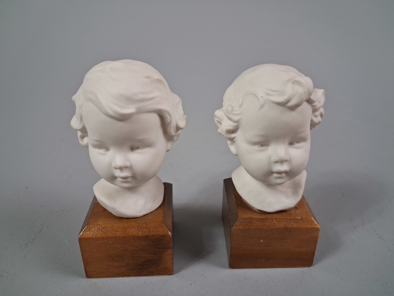 GOEBEL. 2 Byster, keramik & träsocklar.