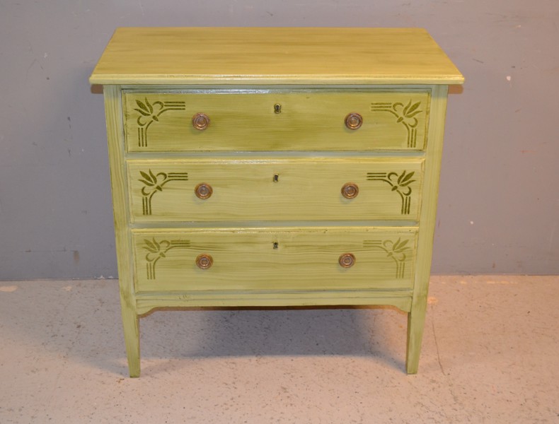 Byrå. Bemålat trä, 1900-talet