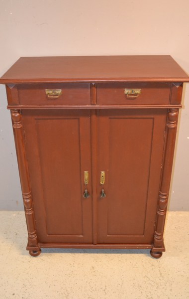 Skänk. Nyrenässans-stil, 1900-talets första del, senare ommålat.