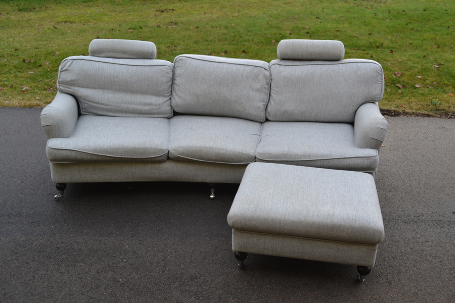 Soffa med fotpall. Howard