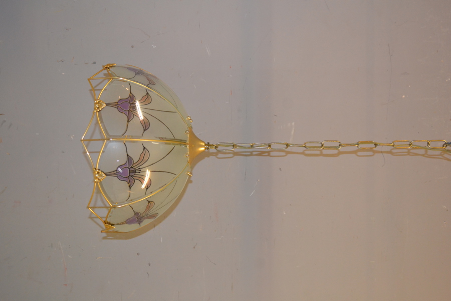 Taklampa. Glas & mässingsfärgad metall, 1900-talet.