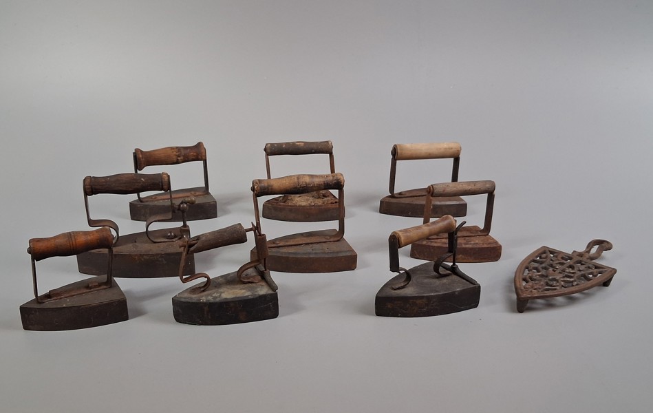 Äldre strykjärn. 1800/1900-talet.