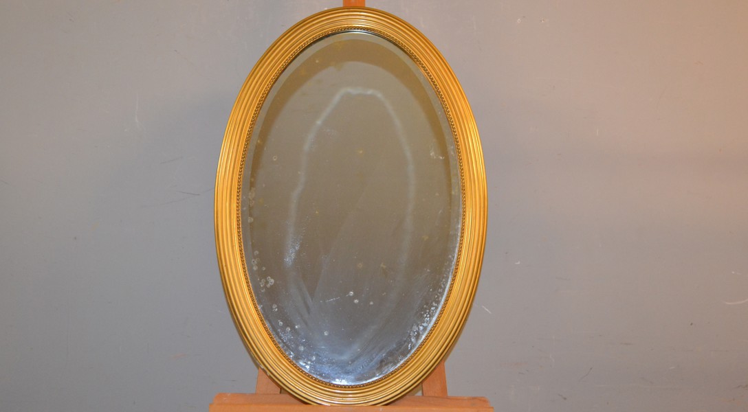 Äldre oval spegel. Fasettslipat glas.