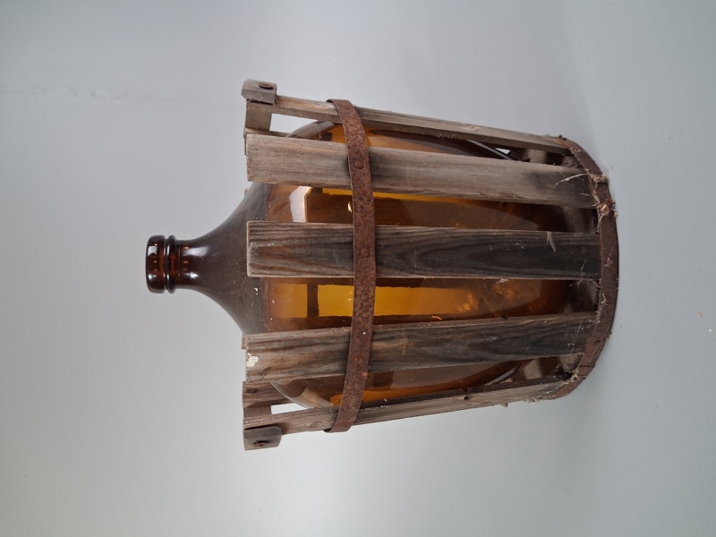 Damejeanne i behållare.