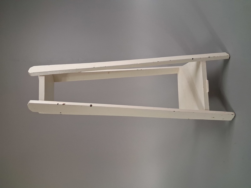 Piedestal. Bemålat trä.