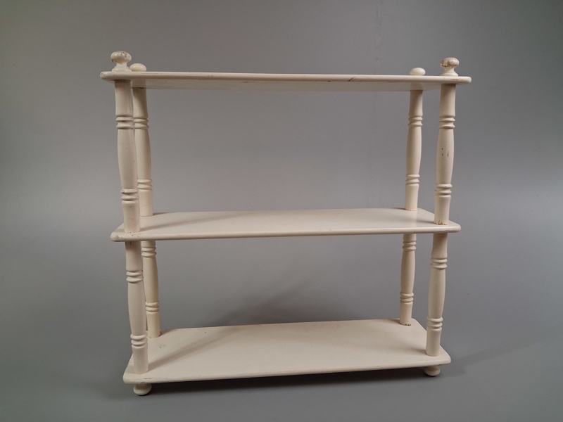 Hylla, bemålat trä.
