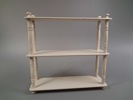 Hylla, bemålat trä.