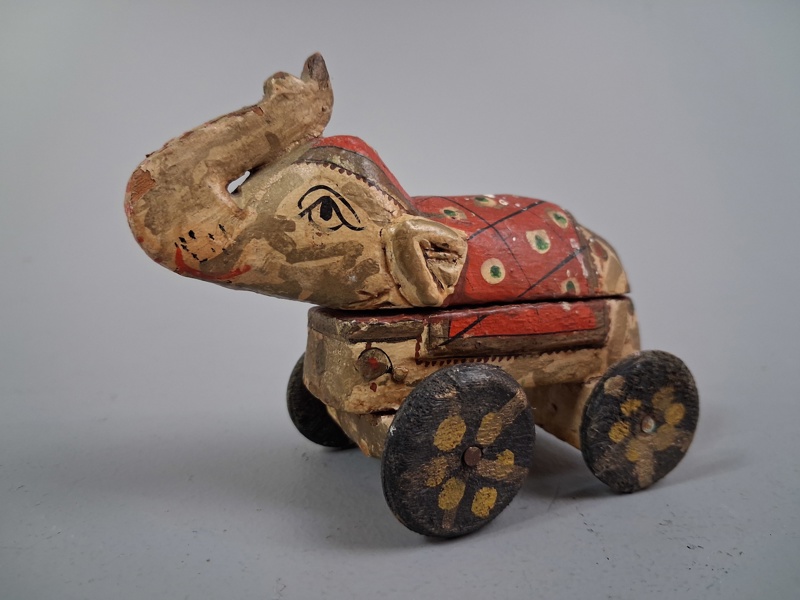 Leksakselefant på hjul, målat trä, Indien, 1900-talets första hälft.
