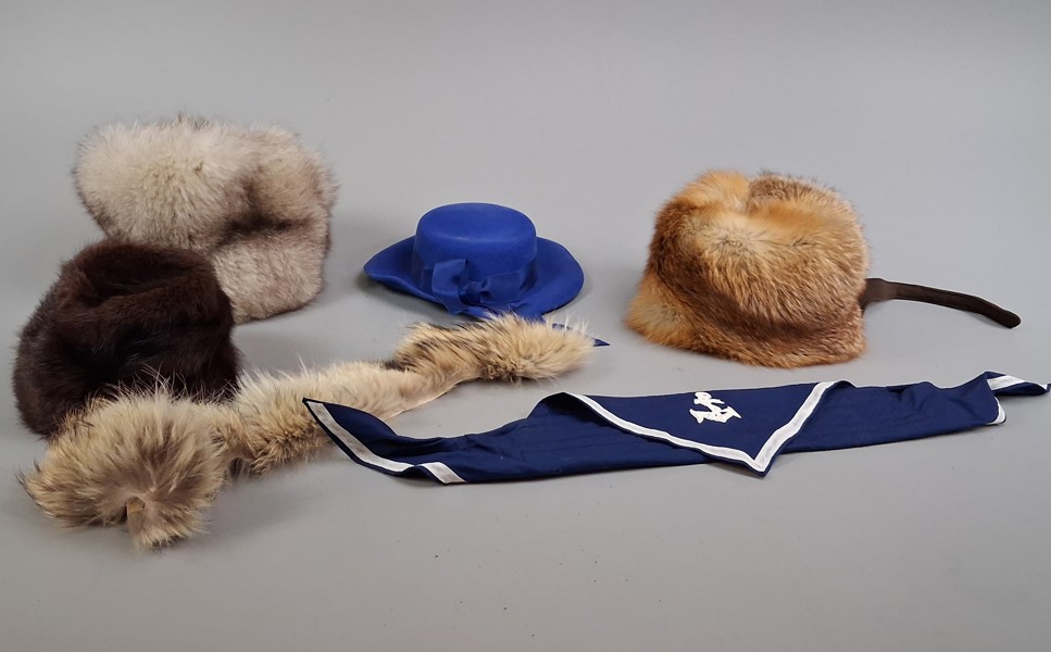 Diverse pälsmössor, hatt, skarfs.