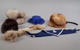 Diverse pälsmössor, hatt, skarfs.