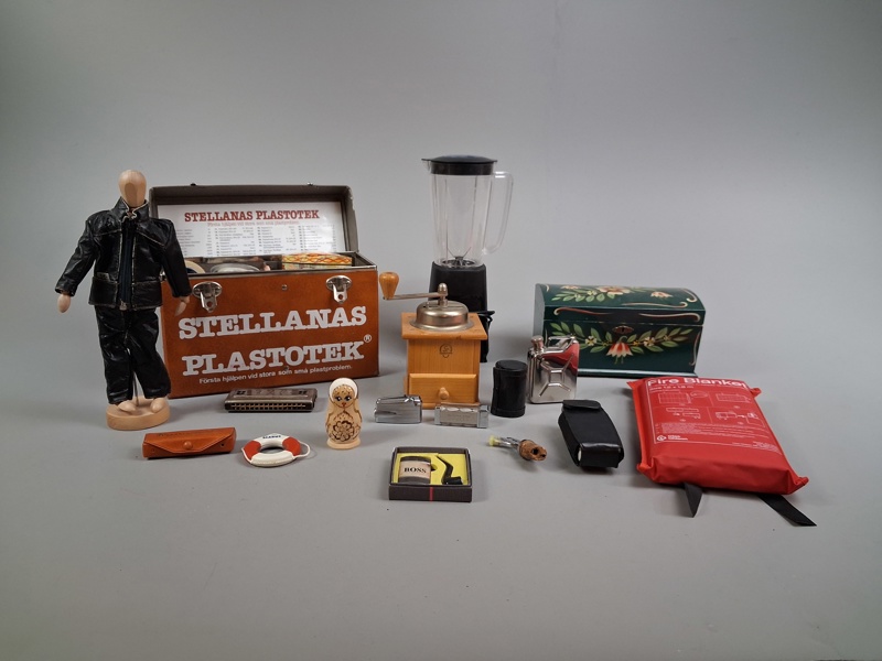 Diverse. Bl.a munspel, brandfilt, syskrin m.m.