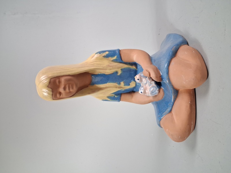 EDIT RISBERG. Stor figurin. JIE, Flicka med fåglar.