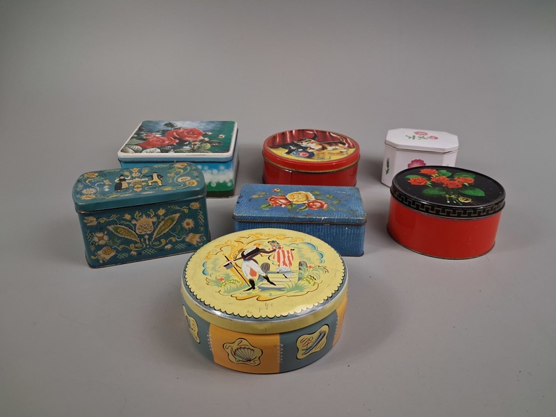 Diverse plåtburkar.