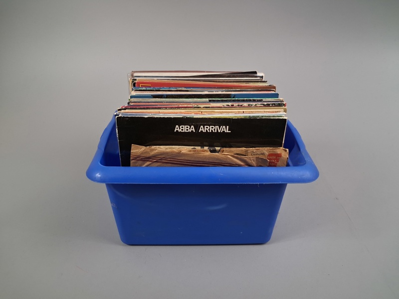 Diverse vinylskivor, samt några stenkakor.