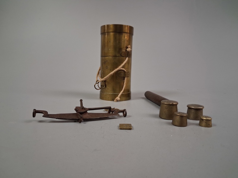 Antik våg med vikter, mässing, 1900-talets början.