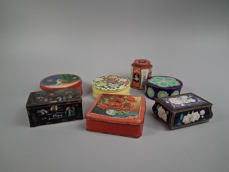 Diverse plåtburkar.