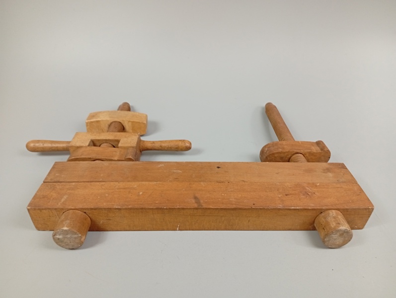 Bookbinder handpress.