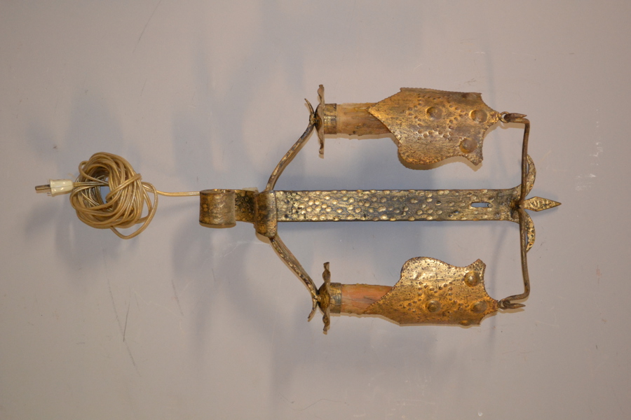 Äldre vägglampa. Metall.