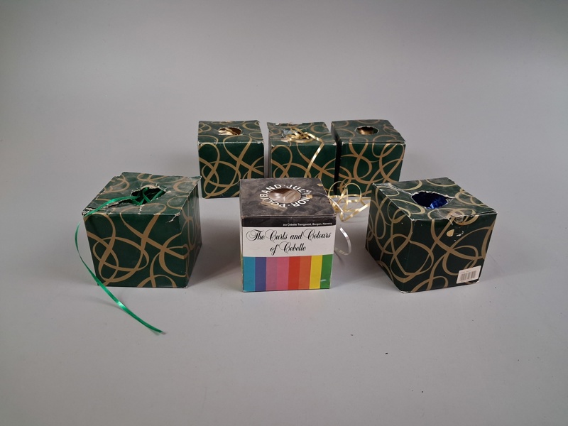 Diverse presentband i plast.