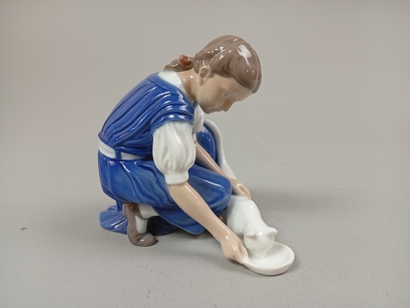 FIGURIN. Porslin, "Flicka med katt", Nr: 1745, Bing & Gröndal, Danmark.