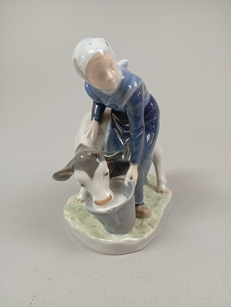 FIGURIN. Porslin "Kvinna med kalv", Nr: 779, Royal Copenhagen, Danmark.