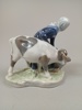FIGURIN. Porslin "Kvinna med kalv", Nr: 779, Royal Copenhagen, Danmark.
