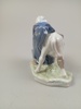 FIGURIN. Porslin "Kvinna med kalv", Nr: 779, Royal Copenhagen, Danmark.
