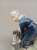 FIGURIN. Porslin "Kvinna med kalv", Nr: 779, Royal Copenhagen, Danmark.