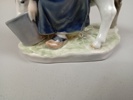 FIGURIN. Porslin "Kvinna med kalv", Nr: 779, Royal Copenhagen, Danmark.