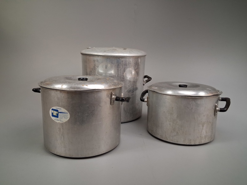 3 Stora kastruller.