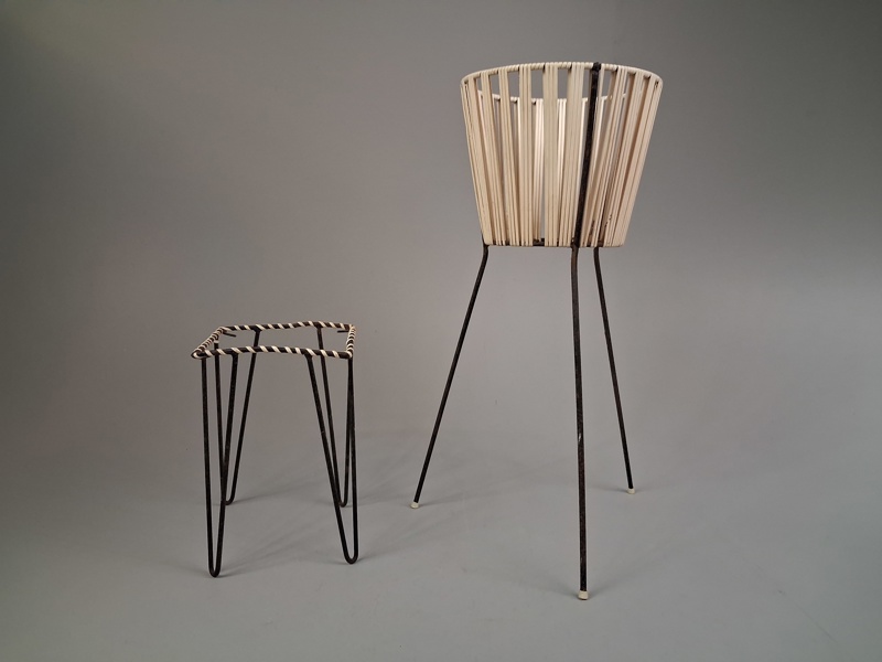 Blomsterställning string-stil, samt en ställning som saknar en platta.