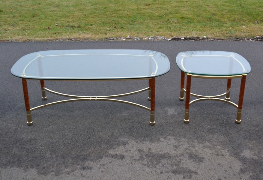 Soffbord & sidobord. Glas-skivor & mässingsfärgad metall, samtida.
