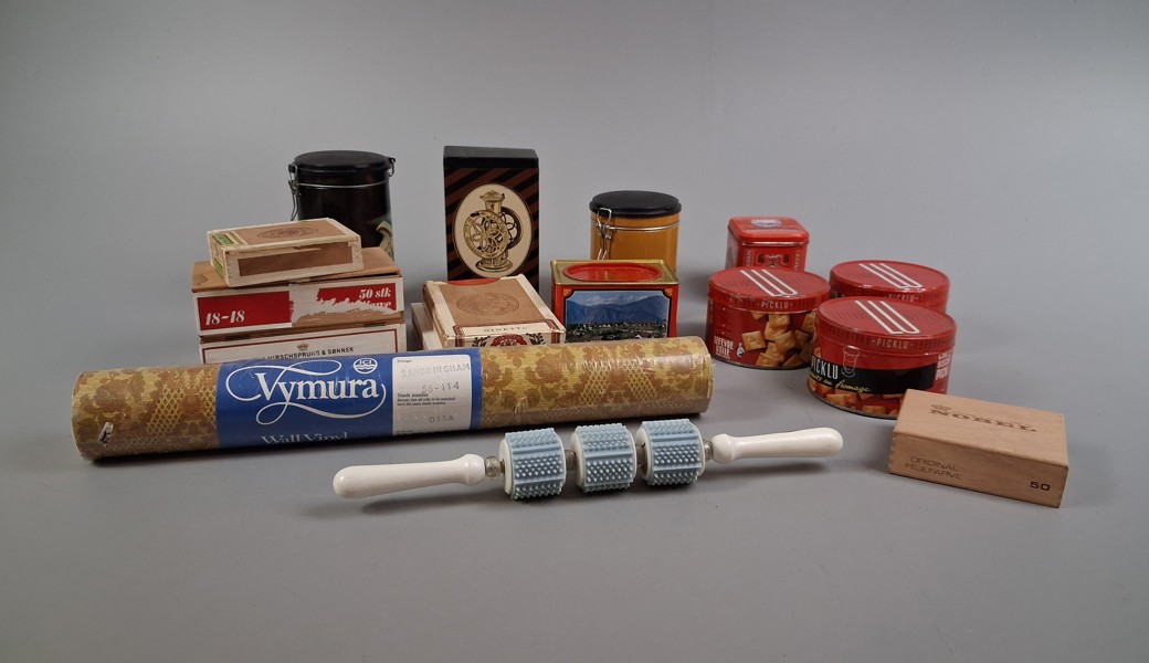 Diverse. Bl.a Plåtburkar m.m.