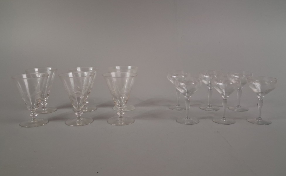 Diverse sprit glas med slipad dekor.