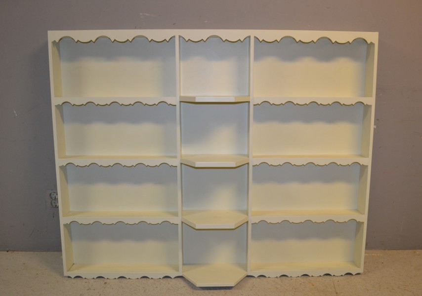 Större tallrikshylla. 1900-talet.