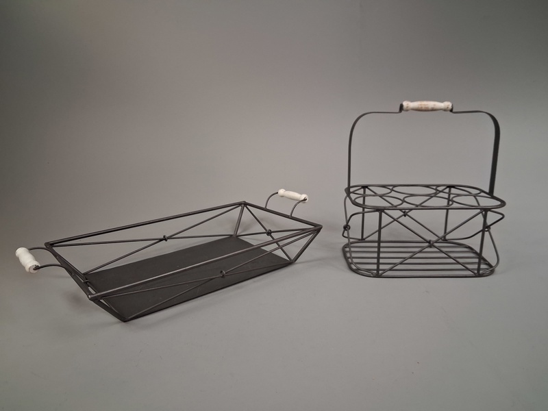 Bricka & flaskställ. Metall.