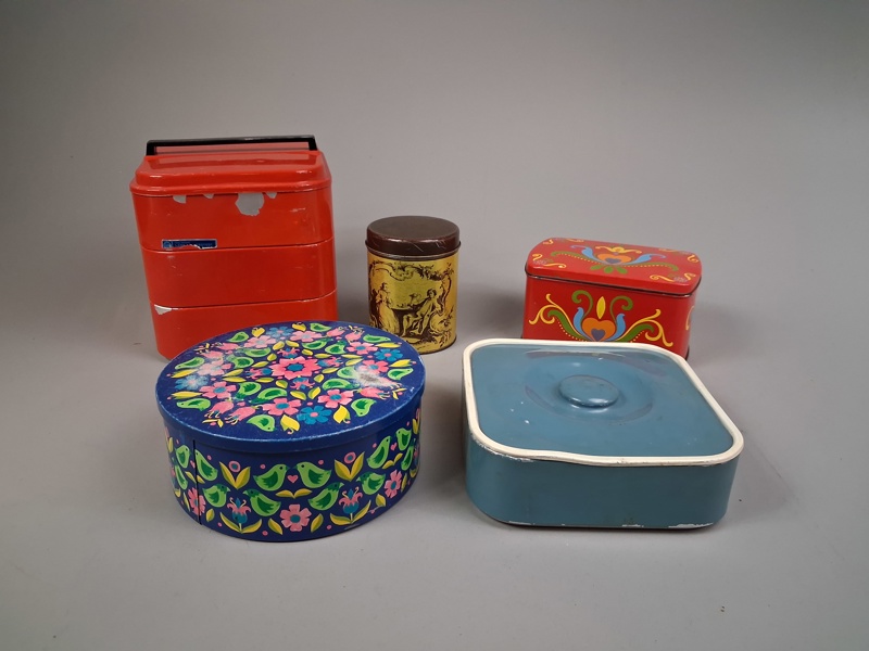 Diverse plåtburkar.